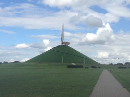 Минск, Курган Славы. Около 30 м высота (самого холма).
Прикол в том, что винтовая лестница без перил. И если до разворотного "портала" (слева) ещё более - менее, то лестница, которая идёт далее на смотровую - на снимке направо вверх - под гораздо более сильным наклоном, и создаётся эффект похода над пропастью, т.к. склонов уже не видно.
Советую всем туда подняться, у кого нет проблем с вестибуляркой.