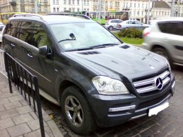 Моим самым первым автомобилем был экспортный вариант Москвич-2140 ( кстати, пригнанный с Германии ).
Заметьте, я его купил, не получил от деда-отца, а именно купил.
Мне тогда и было двадцать два года.
Купил я ее в состоянии не более на тройку.
Ох и намучился я с этой машиной...
Но скажу сразу. Было трудно, но интересно.
Сейчас уже другой автомобиль имею, но о Москвиче вспоминаю с теплотой в душе.
За фотку Москвича сильно не ругайте, фотографировал с фотографии.
Ну, и как не похвастаться нынешней машиной.:)