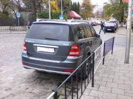 Моим самым первым автомобилем был экспортный вариант Москвич-2140 ( кстати, пригнанный с Германии ).
Заметьте, я его купил, не получил от деда-отца, а именно купил.
Мне тогда и было двадцать два года.
Купил я ее в состоянии не более на тройку.
Ох и намучился я с этой машиной...
Но скажу сразу. Было трудно, но интересно.
Сейчас уже другой автомобиль имею, но о Москвиче вспоминаю с теплотой в душе.
За фотку Москвича сильно не ругайте, фотографировал с фотографии.
Ну, и как не похвастаться нынешней машиной.:)