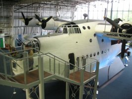 В смысле успехов и побед самая крутая лодка - Сандерленд S.25 английская. Она сумела сбить Кондора! (FW200).
Фотки - из RAF museum. Виден люк, через который, пробравшись  внутри крыла - можно было двигатель поремонтировать. И прикольные бомбосбрасыватели, выдвигаемые из корпуса.