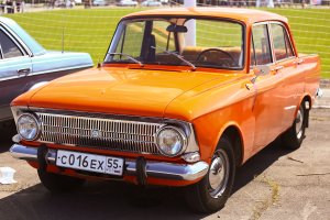 У моего отца помню такой был. Купил с рук, с проблемой частого отказа заднего хода. Возился он с ним долго так и не сделал, потом появился служебный УАЗ, москвич забросил, а потом вообще продал.