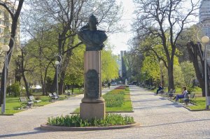 Как и положено, бюст установлен на родине Дважды Героя - в Волгограде