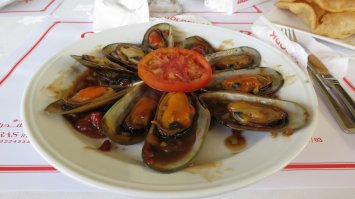 Да какая же это дразниловка? Обыкновенная ведь еда, при том недорогая, только заграничная. А так люди поедут и уже будут знакомы с местной кухней...:)