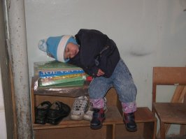 Сын устал на прогулке. Пока открывали дверь в квартиру, он лёг спать.