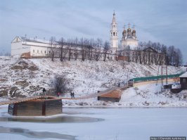 В описании про Верхотурье на первом фото изображён Свято-Николаевский мужской монастырь.
А вот на второй видна одна сторона кремля. Вот его Троицкий собор.