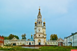 В описании про Верхотурье на первом фото изображён Свято-Николаевский мужской монастырь.
А вот на второй видна одна сторона кремля. Вот его Троицкий собор.