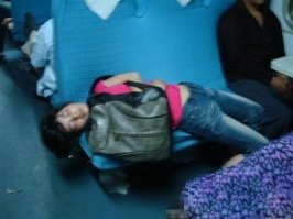 Здесь не видно, чтобы поезд был переполнен.