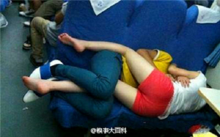 Здесь не видно, чтобы поезд был переполнен.