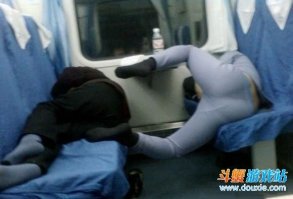 Здесь не видно, чтобы поезд был переполнен.