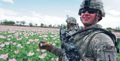 потому как мелкобритты из Наглии подсадили китайцев на опиум, а когда китайское правительство попыталось бороться с этим -начали убивать китайцев. К пониманию кто такие англосаксы , запомните- они убивали китайцев за то , что те не хотели покупать у них наркотики.
 За столетия ничего не изменилось,Вы думаете героин сейчас в европу откуда идет? Из Афганистана через военные базы США, а курирует всю эту "торговлю" -ЦРУ.