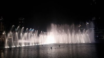 Вообще-то лучше отдыха не видела. Жила в Somewhere Hotel Apartments. 2600$ 7 ночей. Очень советую! Летала в ноябре, супер!! Лучше было только на Бали. ) Кто не был, им только бы засрать. Никаких говновозок нигде не видно, везде чисто так, что с асфальта есть можно. Обслуживание- это даже не Египет )) Просто на небесах от удовольствия, а побывала я в 25 странах и курортах, есть с чем сравнивать)))
