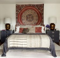 Да не заморачивайтесь вы так! Устали от стандартно убогого "евроремонта" - проявите индивидуальность! Хочется ковёр на стену - вешайте смело, пусть интернет-школота хоть пузырями изойдёт! Ковры на стены вешают везде, и в Европе, и в Азии. Подходят практически к любому стилю (ну, может быть, за исключением хай-тека).