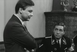 Когда Штирлиц приходит к Шелленбергу домой, чтобы сообщить, что Мюллер знает про миссию Вольфа этот конь тоже маячит на заднем плане...