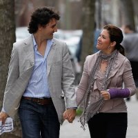 Наверное, по причине "гейства" с женой до сих пор кидают друг на друга влюбленные взгляды, хотя уже давно в браке и нажили детишек :)