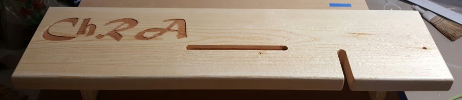 вырезал в ручную с makita rp2301fc ( free hand) получилось почти ровно (текст такой просили). а такую мелкую работу в ручную наверняка очень сложно если вообще реально сделать в ручную.