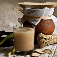 Сложно впервые пробовать незнакомую экзотическую еду.
Многие русские ни разу в жизни не пробовали мучной квас на ржаной муке.
Те, кто его пробует впервые - зачастую испытывают сильный дискомфорт.  Однако быстро привыкают к его вкусу и легкому пьянящему эффекту.