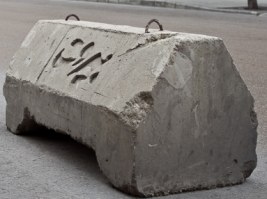 это ерунда, сдвинуть с места эту бочку. 
у нас был кабак на районе, и все время там была всякая мерзость, ну так вот, они притащили бетонный блок (как на фото примерно) и перегородили выезд со двора (в отмеску наверное, что опять вызвали полицию), утром столпился народ перед выездом, пытались сдвинуть втроем  - результата ноль, проходило пара работяг в жилетках (как на фото примерно), сказать, что я охренел, это не сказать ничего, взяли вдвоем и оттащили эту херню... а к слову, сам занимаюсь тяжелой атлетикой, в тот момент мне даже как то стыдно стало за себя