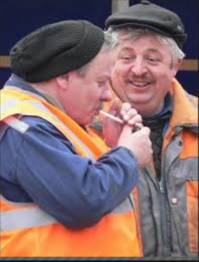 это ерунда, сдвинуть с места эту бочку. 
у нас был кабак на районе, и все время там была всякая мерзость, ну так вот, они притащили бетонный блок (как на фото примерно) и перегородили выезд со двора (в отмеску наверное, что опять вызвали полицию), утром столпился народ перед выездом, пытались сдвинуть втроем  - результата ноль, проходило пара работяг в жилетках (как на фото примерно), сказать, что я охренел, это не сказать ничего, взяли вдвоем и оттащили эту херню... а к слову, сам занимаюсь тяжелой атлетикой, в тот момент мне даже как то стыдно стало за себя