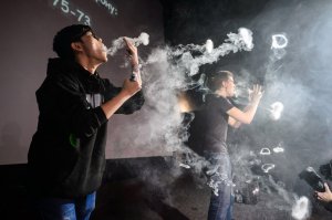 Была на днях на вейп вечеринке (работала там с моделями). Они вполне адекватные, пили вискарь, объедались бургерами и пускали колечки дыма. Похожи больше на компьютерных задротов, чем на веганов и бородачей