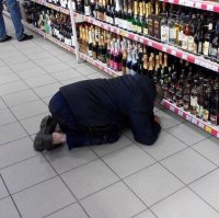 На эту фотографию можно долго смотреть. Знаете, как на картину в эрмитаже. У нее ведь есть свой смысл. В крупных уневерсамах используют на первый взгляд странные маркетинговые решения - дешевый товар ставят на самые неудобные полки, а более дорогие продукты или те, что надо продать поскорей - на уровень груди и глаз.Таким образом в данном случае недорогое бухло стоит прямо у пола, как бы заставляя "холопов" и "прочую челядь" падать ниц, где им и должно быть. То же самое и с другими продуктами.