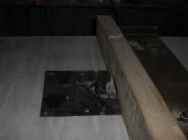 Да. На первой фотке виден винт, гайка присыпана опилками, на второй, внизу пластмассовая головка винта. Ручку с кнопкой подразобрал и повернул, что бы не мешала подъёму. Регулировкой глубины резания, отрегулировал максимальный подъём без упора в стол.