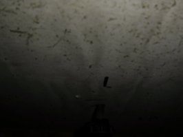 Да. На первой фотке виден винт, гайка присыпана опилками, на второй, внизу пластмассовая головка винта. Ручку с кнопкой подразобрал и повернул, что бы не мешала подъёму. Регулировкой глубины резания, отрегулировал максимальный подъём без упора в стол.