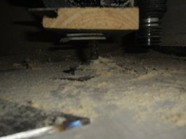 Да. На первой фотке виден винт, гайка присыпана опилками, на второй, внизу пластмассовая головка винта. Ручку с кнопкой подразобрал и повернул, что бы не мешала подъёму. Регулировкой глубины резания, отрегулировал максимальный подъём без упора в стол.