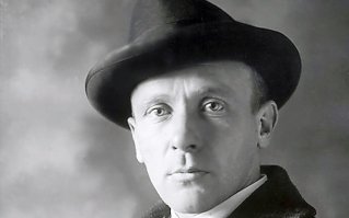 Врачи диагностировали у Булгакова гипертонический нефросклероз — болезнь почек. Булгаков начал употреблять морфий, прописанный ему в 1924 году, с целью снятия болевых симптомов. В этот же период писатель начал диктовать жене последний вариант романа «Мастер и Маргарита». Следы морфия были обнаружены на страницах рукописи спустя три четверти века после смерти писателя.