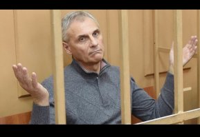 Знали бы они сколько у меня дома налом, не так бы глядели бы на меня))