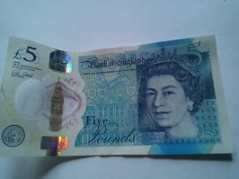 пластиковые 5 фунтов уже год как в обороте,а "десятки" пока нет...