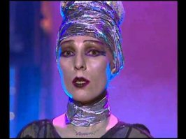 она с тобой согласна.