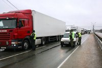 Из Белоруссии в Россию, работают два пограничника и один таможенник. Легковые автомобили останавливаются, водитель и пассажиры показывают паспорта. Пограничник видит российский или белорусский паспорт, сверяет фотографию с лицом владельца документа и берет под козырек...