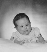 Черт, классное же фото! Вот у меня с такого возраста только 2 фотки: я-на-горшке и я-в-ванной!