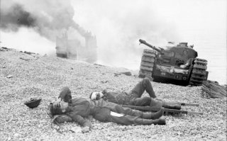 еще пару:
раненые канадцы на пляже и пленные под конвоем фельдполицай.
на последней канадец конвоирует пленного рядового вермахта после рейда. В Британии, конечно...У него, кстати, "томми"?