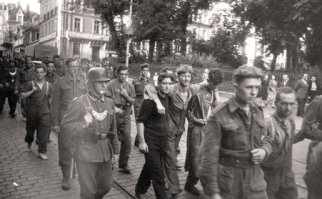 еще пару:
раненые канадцы на пляже и пленные под конвоем фельдполицай.
на последней канадец конвоирует пленного рядового вермахта после рейда. В Британии, конечно...У него, кстати, "томми"?