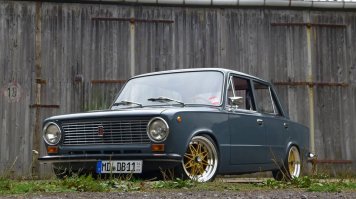 Воистину. Говорил с чехом, там Октавия стоит новая в простенькой комплектации около 200 000 крон, что 350 000 руб., так он плевался с б\у пассатов, а уж про б\у бмв и не думал, много спрашивал про цены на лады и готов покупать. А б\у бмв для деревенских понтов до первого серьёзного ремонта, тогда они газетами двигло залепят и продадут такому же пацанчику, а сами купят праворукую, этож японка несломаемая, тоже до первого ремонта. Запчасти если и купят - турецко-йеменский контрафакт, масло подешевле, зато тонировка самодельная с пузырями, кривой обвес и сабвуфер, кудаж без басты-тимати. А так в Европах есть просто неимоверное число нив в полиции и в сельской местности и секта жигулистов. Надо этим пользоваться, а всех, кто дальше райцентра не уезжал и думает, что в Германии не ездят на русских машинах - фото ниже, там тоже всякого хватает, там не все умные, богатые, вернее немногие.