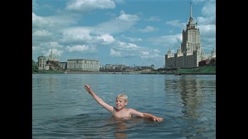 Забавно: В 50-х в Москва-реку сбрасывали снег с дорог, в районе Котельнической набережной и летом там же купались...Сейчас снег не сбрасывают в реку вообще, но если нырнуть с той же набережной, то всплывешь кверху жопой, в обнимку со всей таблицей Менделеева!