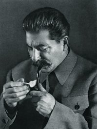 Вот при этих товарищах как-то не очень процветали антитабачные кампании...