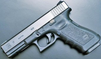 У Глока курок совмещен со спусковым крючком. Учите матчасть!