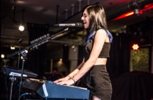 Чепмен то есть селфи делал что-ли? Перевод корявый
Из недавних случаев очень задело убийство певицы Кристины Гримми, она дала шоу в Орландо, вышла давать автографы и один долбодятел её убил. Очень красивый голос у неё был(