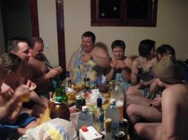 Чо-то как-то ведёт себя Кусто - чисто по-русски. Хотя, русским людям, чтобы оттянуться, опускаться на большие глубины совсем не надо... ;)