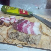 Периодически хомячу вот так... Мне нравится грудинка и копченая, но её пореже...а знаете, что я вам скажу? Всего должно быть в меру- если человек не ест мясо, а ест остальное, и при этом тихо, мирно живёт, то он- молодец. А есть придурки, которые на каждом углу кричат- Вы убийцы! Вы едите мясо- Вы злые от этого! Я не ем мясо и я супер пупер!
Вот- есть просто люди, которые мясо не едят, а есть тупые фанатики, которые мозг потеряли. И это можно применить куда угодно. Мера должна быть!