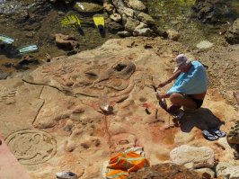 Не уверен что все барельефы его работы, но частично точно его. Не самый удобный пляж, но для подводного плаванья с маской по ряду причин очень хорош :)