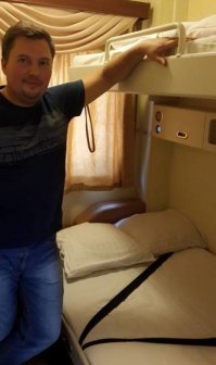 Фото по ходу старые год 2015,да и то половина левых.Этот вагон не работал по расписанию ,а сдавался в аренду для звёзд всяких.А вот фото реального вип вагона который реально ездит по дорогам))правда он такой один,на всю страну))