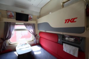 Не рекламы ради, а понимания для - у нас есть компания ТКС. В купе  каждого сейф, питание,  телевизор, управление климатом в каждом купе и ключ-карты. Да, розетки для каждого на 220 тоже есть. А, еще запамятовал - тапочки одноразовые, гигиенический набор (зубная паста, щетка), кровать заправлена. Один недостаток - WiFi отсутствует)
В первый раз прифигел. Удобно ехать. Правда билет, порой, дороже чем на самолет. Но туда, куда не летают - в самый раз:-)