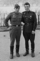 У Лещенко что то не стыкуется...форма офицерская ,погоны рядового...на голове копна не армейская.