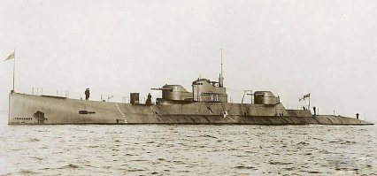 Сколько можно писать то про эту лодку? У СССР тоже было артиллерийская лодка. Орудия калибра 100 мм в двух башнях. "Правда" называлась.