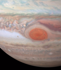 Это - Большое Красное Пятно (БКП) — атмосферное образование на Юпитере. БКП представляет собой гигантский ураган, размерами 24—40 тысяч км в длину и 12—14 тысяч км в ширину (существенно больше Земли).
