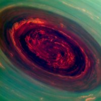 Это - Большое Красное Пятно (БКП) — атмосферное образование на Юпитере. БКП представляет собой гигантский ураган, размерами 24—40 тысяч км в длину и 12—14 тысяч км в ширину (существенно больше Земли).
