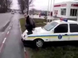 Необычные фигурки на капоте автомобиля!